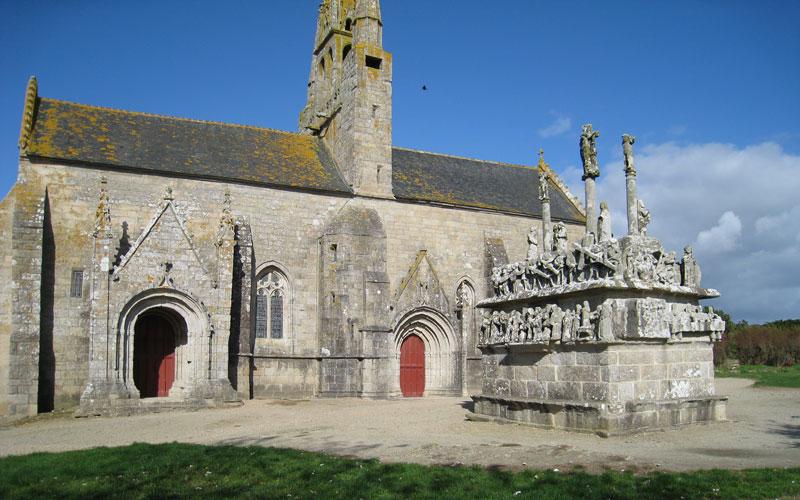 Saint-Jean-Trolimon : Calvaire et chapelle de Tronoën