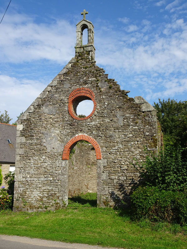 Saint-Yvi : Ancienne chapelle à Queneac'h Gueguen