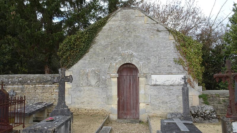 Cesny-aux-Vignes : porte dans le cimetière