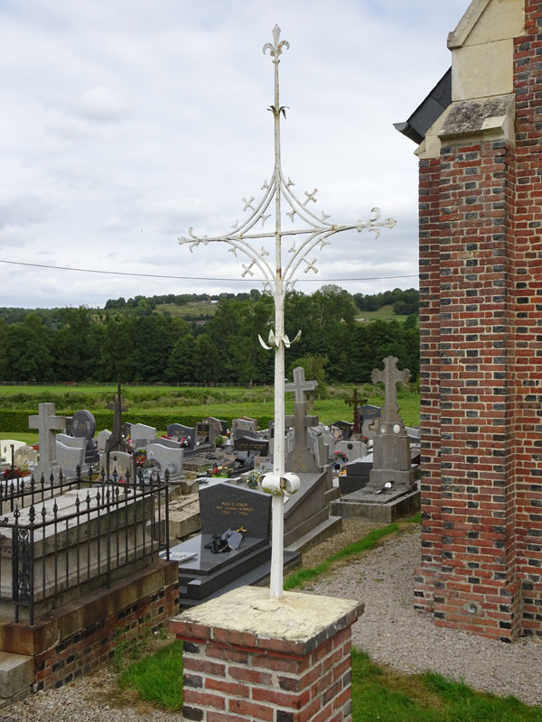 Cheffreville-Tonnencourt : Croix médiévale du cimetière