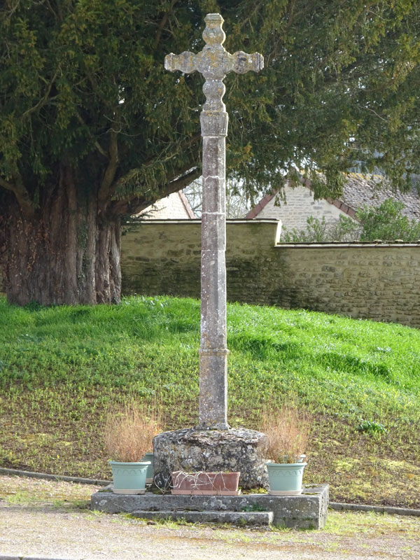Damblainville : Croix de cimetière