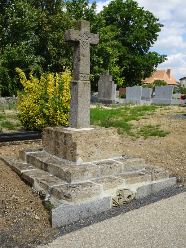 Esquay-Notre-Dame : Croix de cimetière