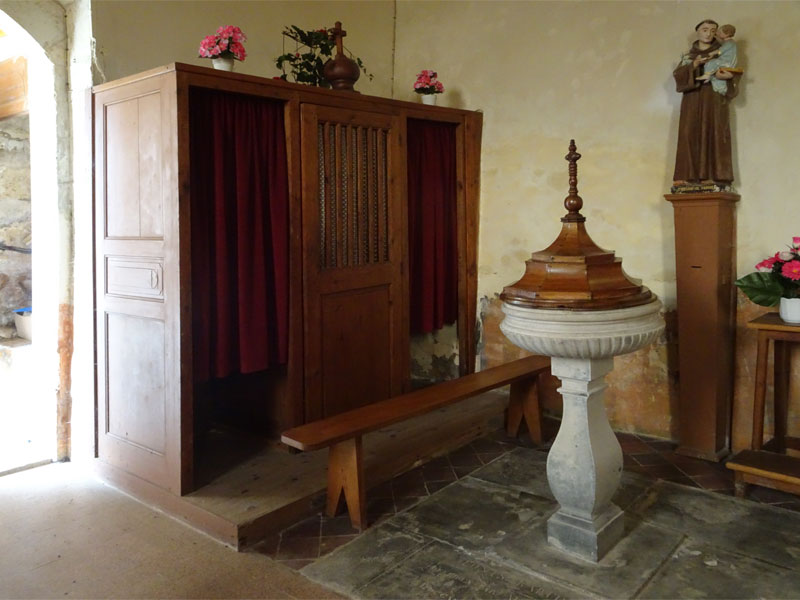 Feuguerolles-sur-Seulles : Eglise Saint-Pierre - Fonts baptismaux et confessional