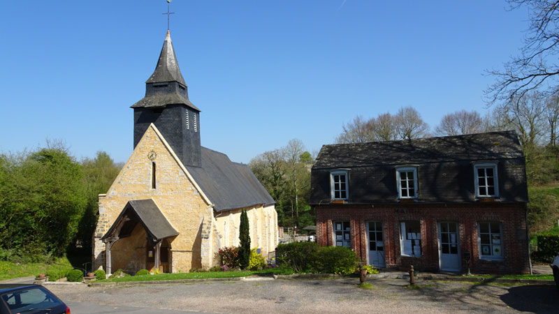 Fourneville : Eglise et mairie