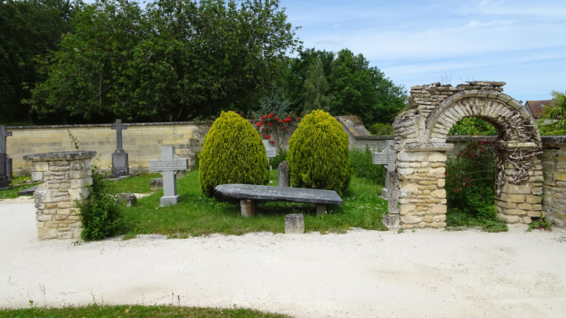 Garcelles-Secqueville : Tombeaux de la famille Doynel