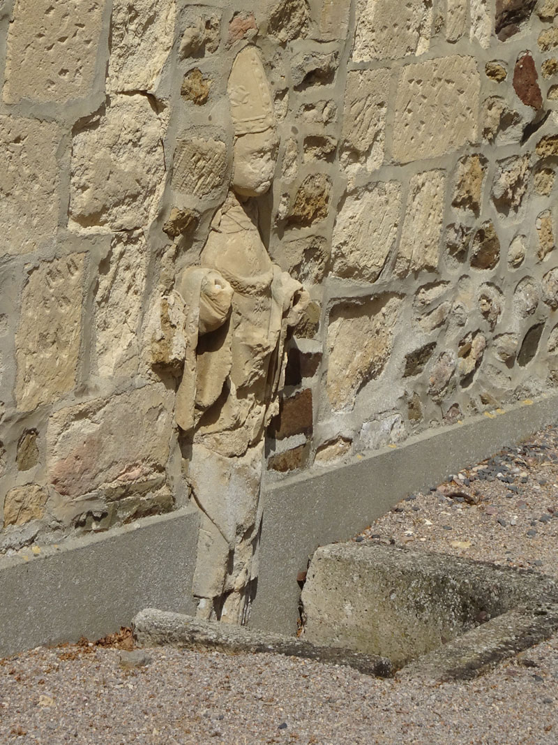 Gavrus : Statue dans le mur de l'église