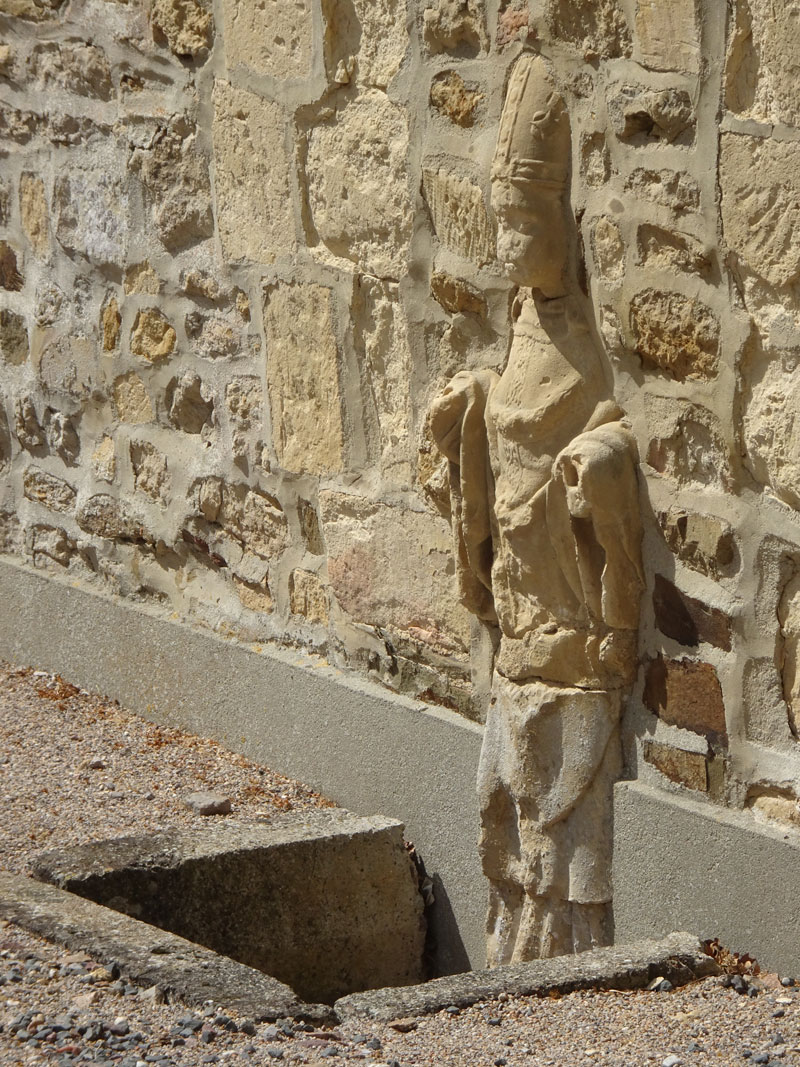 Gavrus : Statue dans le mur de l'église