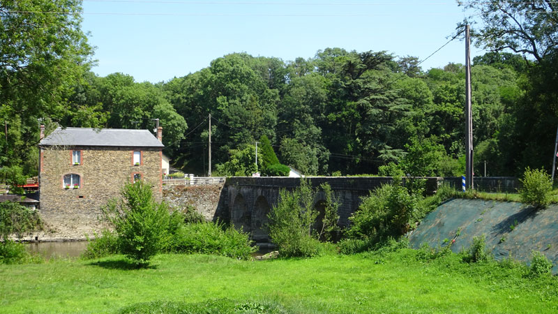 Grimbosq : moulin au Pont de Brie