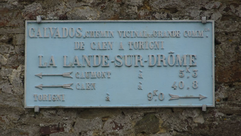 Panneau indicateur à La Lande-sur-Drôme