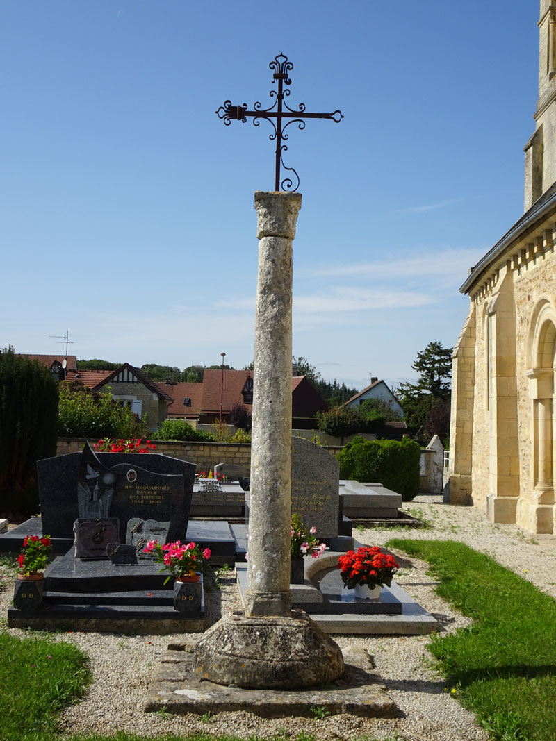 Laize-la-Ville : Croix de cimetière