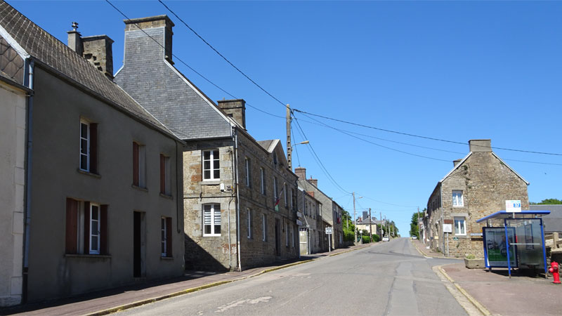 Le Mesnil-Auzouf : Bourg et route de Caen