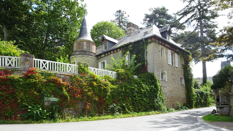 Neuilly-le-Malherbe : Château du Moustier