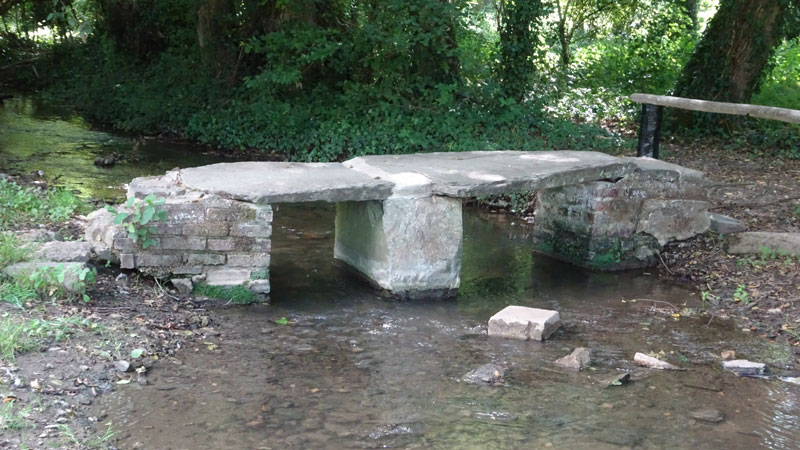 Placy : pont en pierre sur le Traspy