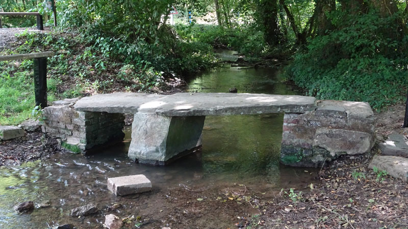 Placy : pont en pierre sur le Traspy