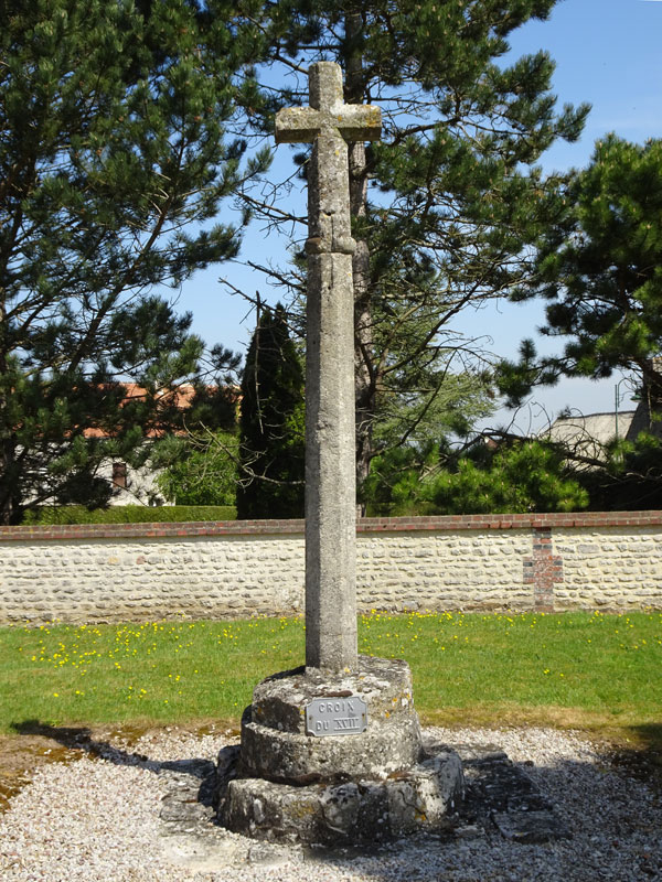 Saint-Pierre-du-Bu : Croix de cimetière