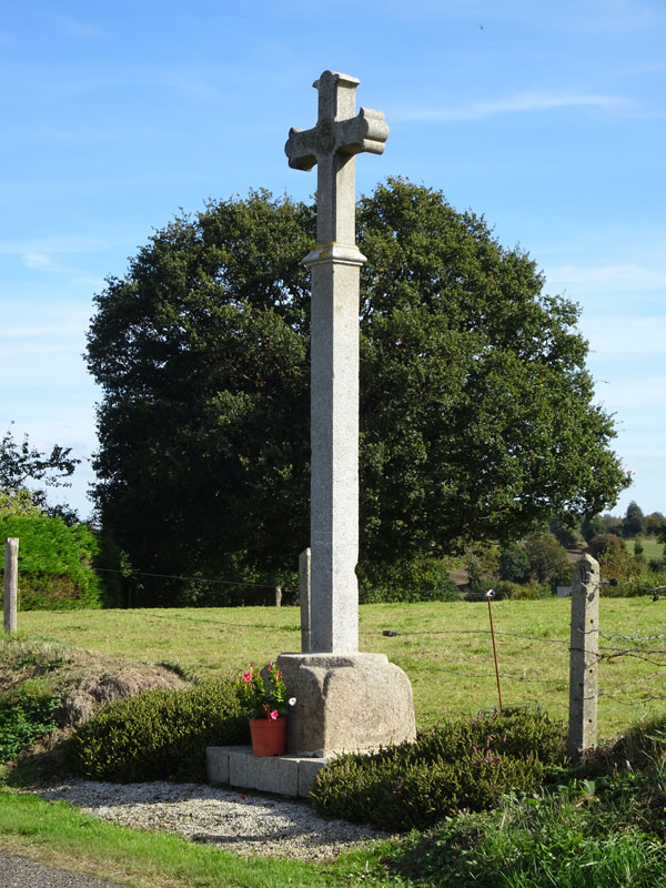 Saint-Sever-Calvados : Croix sur D295