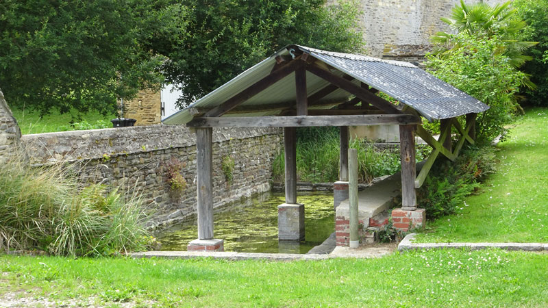 Sainte-Honorine-du-Fay : Lavoir près du Château de Bretteville