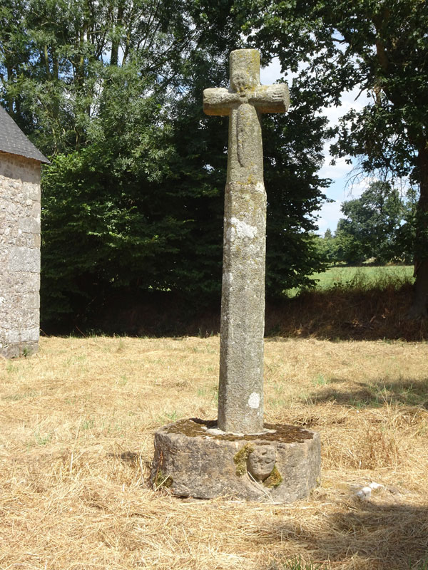 Beslon : Croix ancienne de la Chapelle de la Trinité