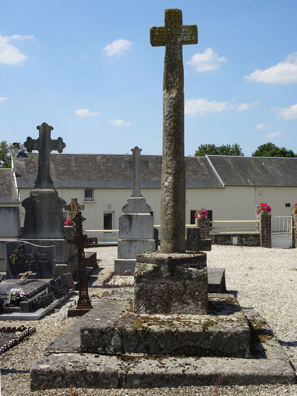 Biéville : Croix de cimetière