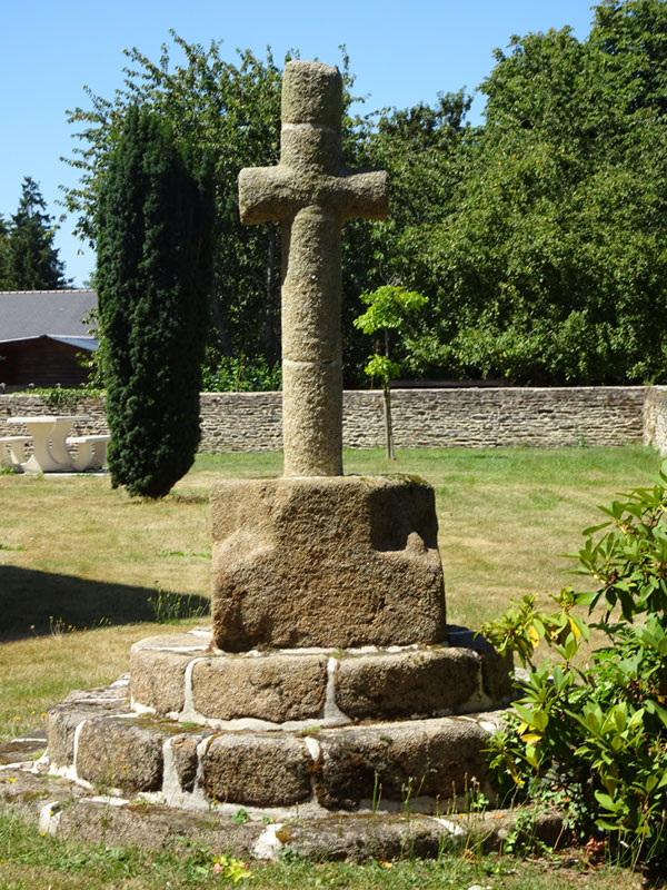 Boucey : Croix du cimetière