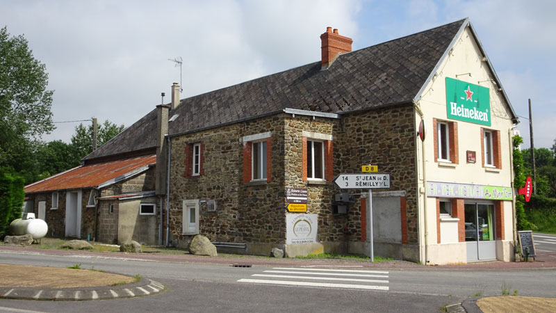 Le Mesnil-Vigot : Carrefour sur D900