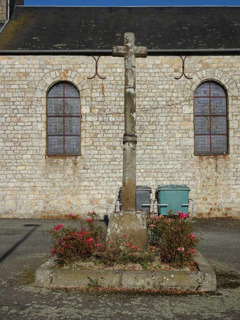 Beaulandais : Croix de l'ancien cimetière de Beaulandais