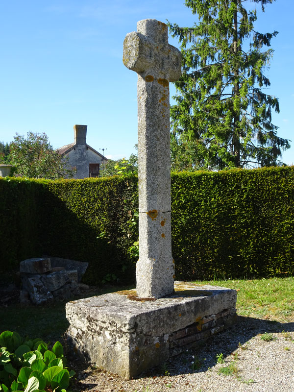 Bursard : Croix dans le cimetière