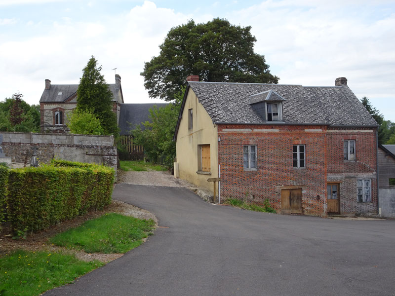 Chaumont : Presbytère et maison en brique