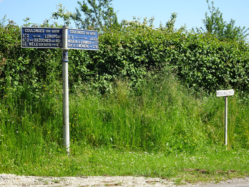 Coulonges-sur-Sarthe : Plaque de cocher vers le Moulin de l'Ormois