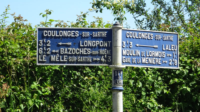 Coulonges-sur-Sarthe : Plaque de cocher vers le Moulin de l'Ormois