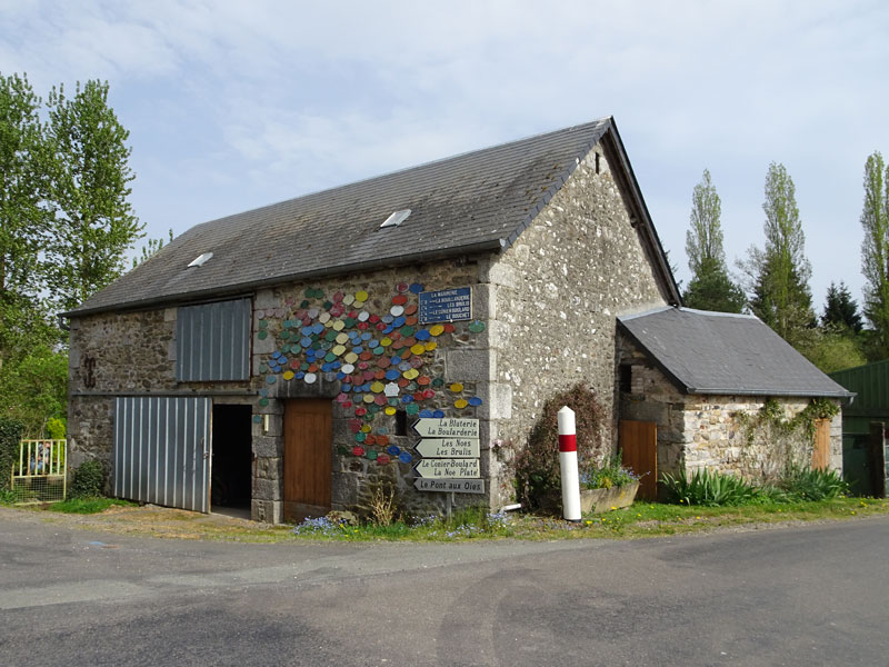 Fontenai-les-Louvets : Maison et plaque de cocher