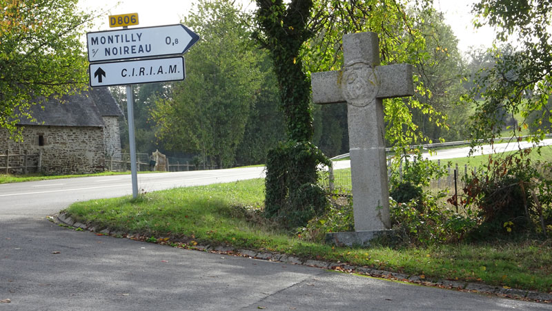 Montilly-sur-Noireau : Croix de Chemin