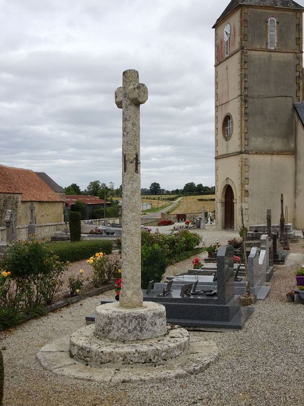 Neauphe-sous-Essai : Eglise Notre-Dame-du-Rosaire - Croix de cimetière