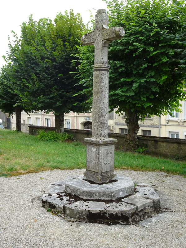 Nonant-le-Pin : Croix de cimetière