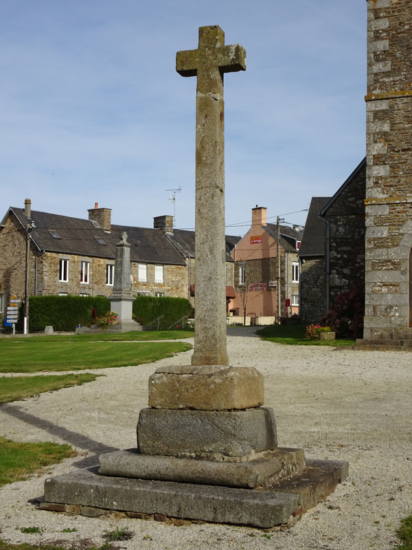 Saint-Clair-de-Halouze : Croix de cimetière