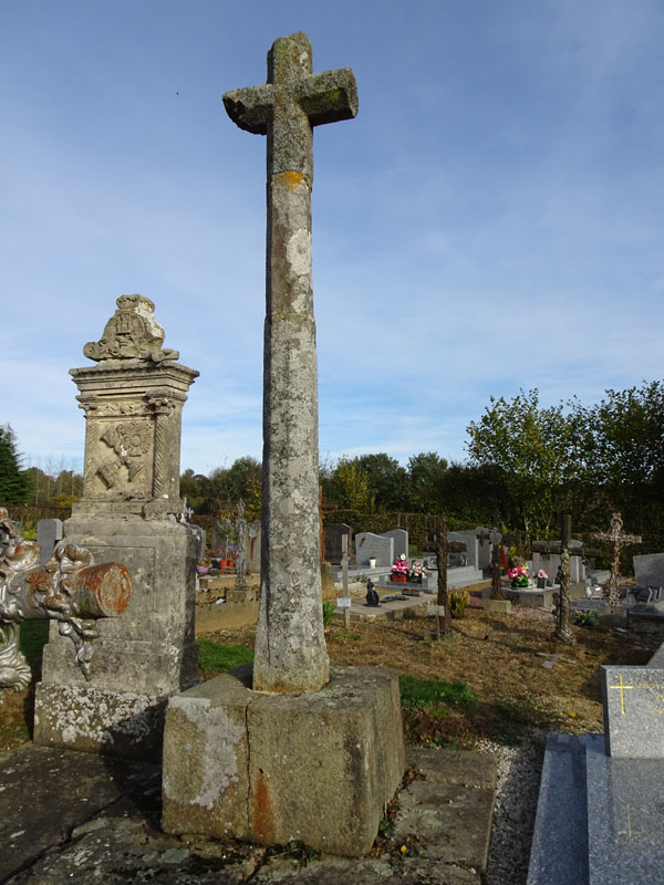 Saint-Jean-des-Bois : Croix du cimetière