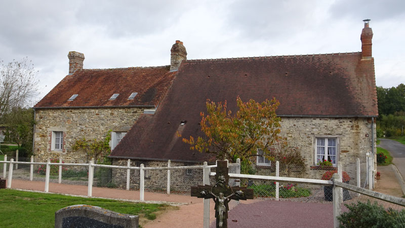 Saint-Ouen-sur-Maire : Maison près de l'église