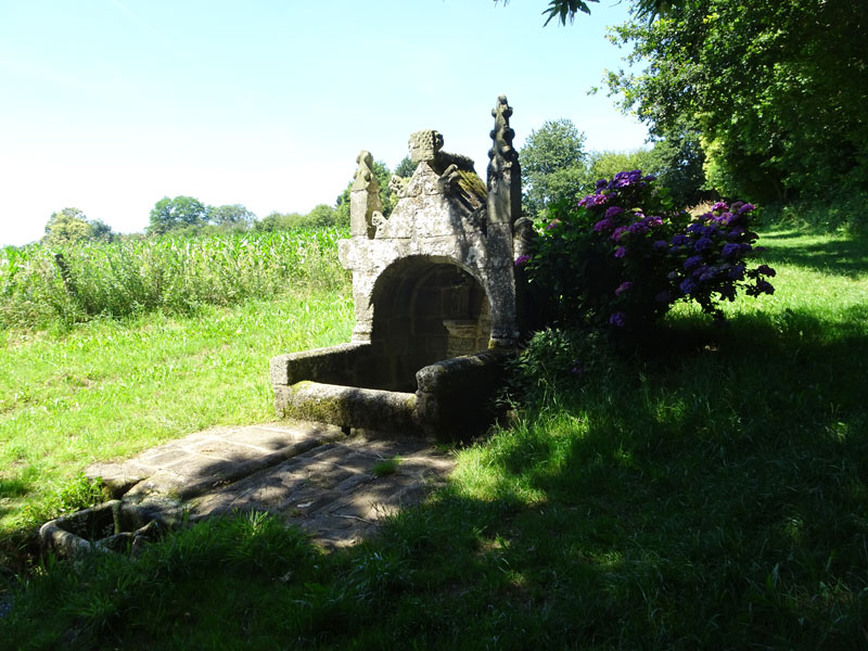 Ergué-Gabéric : Fontaine de la chapelle Notre-Dame-de-Kerdevot