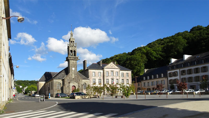 Port-Launay : Eglise Saint-Nicolas et Mairie