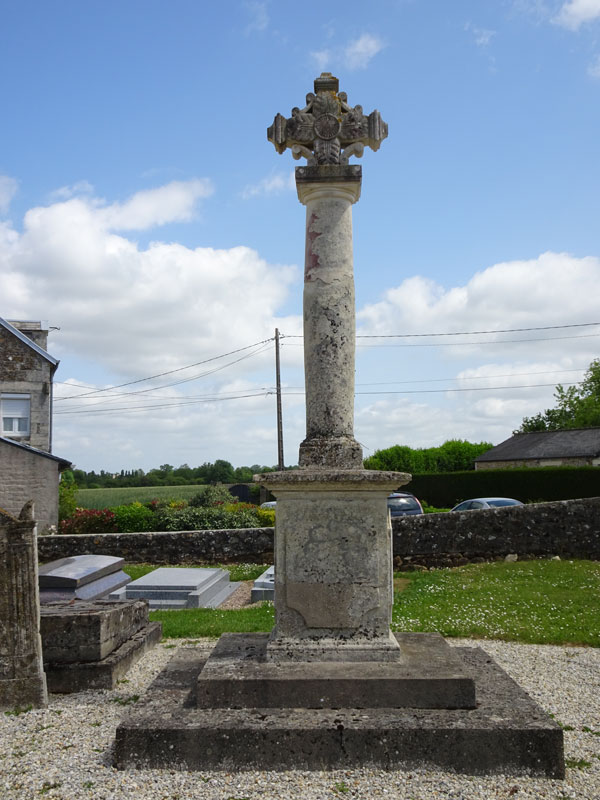 Acqueville (Calvados) : Croix de cimetière