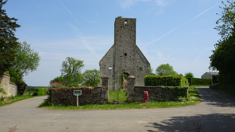 Ruines de l'église de Fierville (bombardée en 1944)