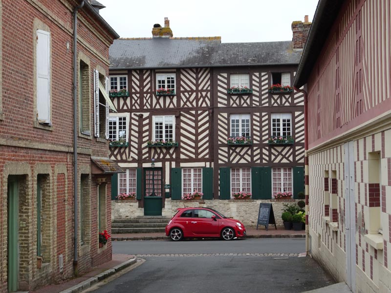 Beaumont-en-Auge : Bourg et maisons