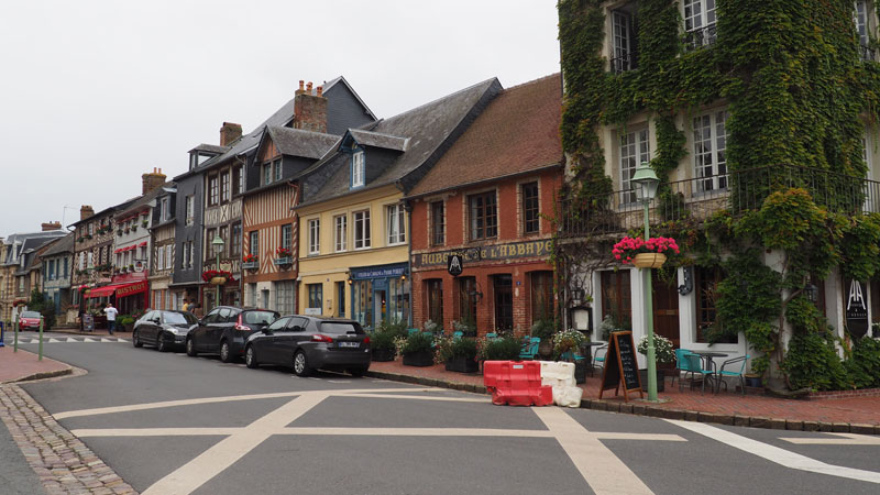 Beaumont-en-Auge : Bourg et maisons