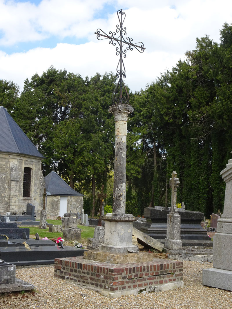 Bourgeauville : Croix de cimetière