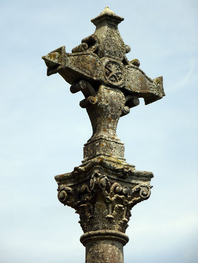 Cauvicourt : Croix de cimetière