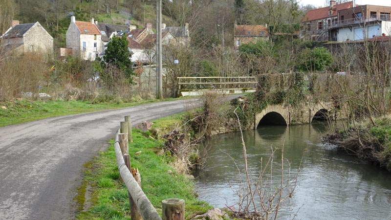 Clinchamps-sur-Orne : Pont sur la Laize - Chemin du Val