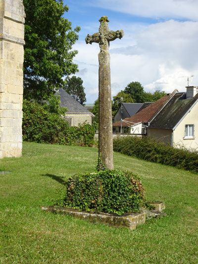 Clinchamps-sur-Orne : croix de cimetière