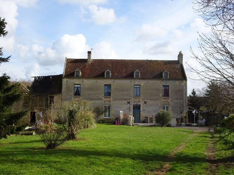 Condé-sur-Ifs : Maison près de l'église