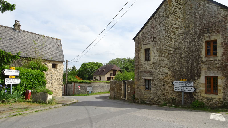 Curcy-sur-Orne : le bourg sur D234