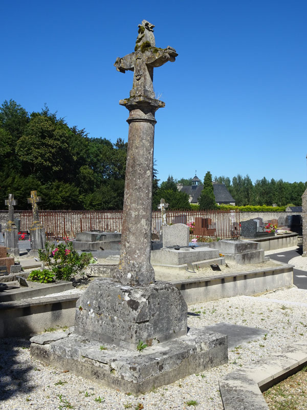 ESquay-sur-Seulles : Croix de cimetière